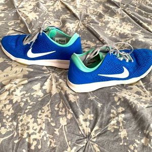 Women’s Nike shoes size 7